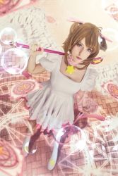 Rule 34 | 1girl, bow, brown hair, card, cardcaptor sakura, cosplay, dress, feathered wings, full body, gloves, green eyes, hair bow, heart, holding, holding staff, kinomoto sakura, kinomoto sakura (cosplay), lana rain, looking at viewer, solo, staff, star (symbol), white dress, wings