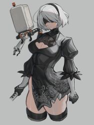 1girl 2b_(nier:automata) ass black_blindfold black_dress black_hairband blindfold breasts cleavage cleavage_cutout closed_mouth clothing_cutout commentary dress emily_botta grey_background grey_hair hairband highres holding holding_sword holding_weapon large_breasts mole mole_under_mouth nier:automata nier_(series) pod_(nier:automata) simple_background skindentation solo sword thighs weapon