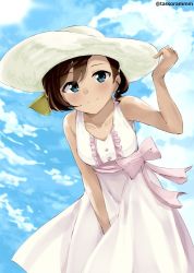 Rule 34 | 1girl, arm up, bare arms, bare shoulders, blue eyes, blue sky, bow, breasts, brown hair, center frills, closed mouth, cloud, cloudy sky, commentary request, day, dress, frills, gegege no kitarou, hat, inuyama mana, leaning forward, looking at viewer, medium breasts, outdoors, pink bow, sky, sleeping, smile, solo, sun hat, sundress, tasora, twitter username, white dress, white hat