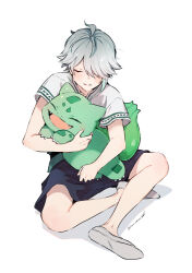 Rule 34 | 1boy, alhaitham (genshin impact), black shorts, blush, bulbasaur, closed eyes, commentary request, creatures (company), crossover, fangs, flats, game freak, gen 1 pokemon, genshin impact, grey hair, hair between eyes, hair over one eye, holding, holding pokemon, inuttm sk, male focus, multicolored hair, nintendo, open mouth, pokemon, pokemon (creature), shirt, shoes, short sleeves, shorts, simple background, sitting, twitter username, white background, white shirt