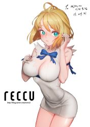 Rule 34 | 1girl, ahoge, aqua eyes, blonde hair, bow, bowtie, breasts, cleavage, cleavage cutout, clothing cutout, cosplay, covered navel, dated, dress, dungeon ni deai wo motomeru no wa machigatteiru darou ka, female focus, fingernails, hand on own chest, hestia (danmachi), hestia (danmachi) (cosplay), highres, korean text, large breasts, leaning forward, long fingernails, looking at viewer, rachel (seven knights), reccu, rei no himo, ribbon, seven knights, short dress, short hair, simple background, solo, thighs, white background, white dress
