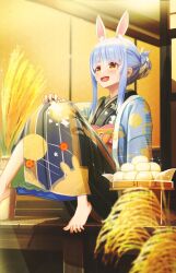 Rule 34 | 1girl, aiuabo, animal ears, architecture, barefoot, blue hair, blurry, blurry background, blush, carrot, east asian architecture, food, foot out of frame, hair bun, hand on own knee, haori, highres, hololive, japanese clothes, kimono, knees together feet apart, knees up, long hair, looking to the side, multicolored hair, open mouth, orange eyes, outdoors, plant, potted plant, print kimono, rabbit ears, rabbit girl, shadow, short eyebrows, sitting, solo, sparkle, spread toes, streaked hair, teeth, thick eyebrows, toenails, toes, upper teeth only, usada pekora, virtual youtuber, white hair