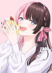 1girl absurdres bisui black_hair black_nails blue_eyes blush bow braid cake food fruit hair_bow highres holding holding_cake holding_food long_hair looking_at_viewer multicolored_hair open_mouth pink_background pink_bow pink_hair pink_nails solo split-color_hair strawberry strawberry_shortcake tachibana_hinano tachibana_hinano_(1st_costume) teeth two-tone_hair upper_teeth_only virtual_youtuber vspo!