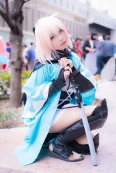 Rule 34 | 1girl, arm guards, black eyes, black footwear, black scarf, blonde pubic hair, blurry, blurry background, bridal gauntlets, building, commentary, cosplay, cosplay photo, crowd, day, depth of field, fate (series), full body, hair between eyes, head tilt, highres, japanese clothes, kimono, koha-ace, lips, looking at viewer, obi, okita souji (fate), okita souji (koha-ace), open clothes, open toe boots, over-kneehighs, parted lips, photo (medium), sash, scarf, sheath, sheathed, shoes, smile, solo focus, sword, thighhighs, toes, tree, weapon, white kimono, wig