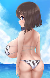 Rule 34 | 1girl, :o, absurdres, animal print, arms at sides, ass, back, backboob, bare shoulders, bikini, blue background, blush, breasts, brown hair, cow print, cowboy shot, eyepatch bikini, from behind, gluteal fold, highres, huge breasts, looking at viewer, looking back, medium hair, mole, mole on ass, mole on breast, ocean, oppai loli, original, parted lips, print bikini, profile, purple eyes, sayo ayato, skindentation, sky, solo, swimsuit, thighs, water, wet
