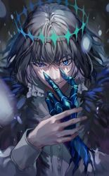 Rule 34 | 1boy, black hair, blue eyes, blue skin, colored skin, fate/grand order, fate (series), fingernails, fur trim, grey background, grin, highres, looking at viewer, madota yuki, male focus, oberon (fate), oberon (third ascension) (fate), shirt, smile, solo, spoilers, upper body, white shirt