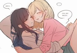 2girls arms_around_waist azusawa_kohane black_hair blonde_hair blush closed_eyes commentary_request cuddling ear_blush grey_sweater highres korean_commentary korean_text l0hann1 long_hair long_sleeves medium_hair multiple_girls off_shoulder parted_lips pink_shirt project_sekai shiraishi_an shirt simple_background speech_bubble sweater translation_request white_background yuri