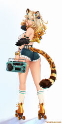 1girl animal_ears arm_strap artist_name ass bare_shoulders blonde_hair breasts closed_mouth crop_top denim denim_shorts from_behind full_body genshin_impact green_eyes hair_between_eyes hand_on_own_face highres holding_boombox kneepits large_breasts leopard_ears leopard_tail looking_at_viewer red_lips roller_skates shirt shorts skates socks solo standing tail tomatolaccoon white_shirt white_socks xilonen_(genshin_impact)