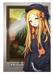 Rule 34 | 1girl, abigail williams (fate), absurdres, aqua eyes, black bow, black hat, blonde hair, blood, blood on hands, blood on wall, border, bow, commentary request, cowboy shot, cthulhu, cthulhu mythos, fate/grand order, fate (series), fine art parody, forehead, frilled sleeves, frills, grey background, hair bow, hands in opposite sleeves, hat, head tilt, highres, holding, holding stuffed toy, long hair, long sleeves, looking at viewer, mona lisa, multiple hair bows, orange bow, painting (object), parody, parted bangs, parted lips, solo, stuffed animal, stuffed cat, stuffed toy, translation request, white border