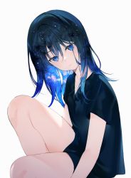 Rule 34 | 1girl, achiki, black hair, black shirt, black shorts, blue eyes, closed mouth, expressionless, head tilt, knee up, looking at viewer, medium hair, night, night sky, original, shirt, short sleeves, shorts, simple background, sitting, sky, solo, star (sky), white background
