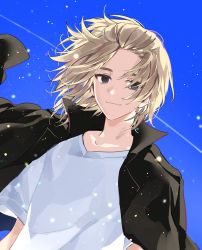 Rule 34 | 1boy, absurdres, bad id, bad twitter id, black eyes, black jacket, blonde hair, blue background, closed mouth, empty eyes, forehead, highres, jacket, jacket on shoulders, light particles, looking at viewer, male focus, medium hair, narugrm, sano manjirou, shirt, short sleeves, smile, solo, tokyo revengers, upper body, white shirt