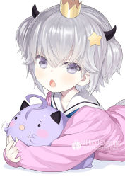 Rule 34 | 1girl, artist name, blush, capriccio, chestnut mouth, commentary request, crown, grey eyes, grey hair, hair between eyes, hair ornament, horns, hug, kapu rinko, long sleeves, looking at viewer, mini crown, open mouth, original, pink sweater, shadow, sidelocks, sleeves past wrists, solo, star (symbol), star hair ornament, sweater, two side up, upper body, virtual youtuber, white background