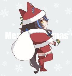 Rule 34 | 1girl, animal ears, black hair, blue hair, boots, box, capelet, chibi, daitaku helios (umamusume), full body, gift, gift box, holding, holding gift, horse ears, horse girl, horse tail, liu xiaolu, long hair, looking at viewer, looking back, merry christmas, multicolored hair, open mouth, red headwear, red shorts, red thighhighs, sack, shorts, side ponytail, smile, snowflake background, solo, standing, standing on one leg, tail, thigh boots, thighhighs, two-tone hair, umamusume, white thighhighs, yellow eyes