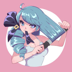 Rule 34 | 1girl, adjusting hair, ahoge, bare arms, bare shoulders, black bow, bow, breasts, cleavage, closed mouth, collarbone, commentary request, drill hair, green eyes, green hair, grey shirt, gwen (league of legends), hair bow, highres, holding, kukurixi, large breasts, league of legends, mouth hold, pink background, shirt, smile, solo, swept bangs, upper body, white background