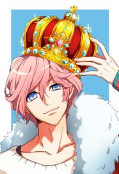Rule 34 | 1boy, a3!, arm up, blue background, blue eyes, border, closed mouth, collarbone, commentary request, cross, crown, fur trim, furrowed brow, gem, hair between eyes, looking at viewer, male focus, outside border, pink hair, sakisaka muku, short hair, sidelocks, simple background, smile, solo, sparkle, sweater, tayu (canary-san), upper body, white border, white sweater