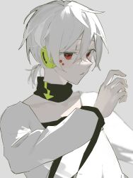 Rule 34 | 1boy, albino, facial mark, facing to the side, grey background, headphones, highres, jacket, kagerou project, konoha (kagerou project), long sleeves, looking at viewer, low ponytail, male focus, mo011010, pale skin, parted lips, red eyes, short ponytail, solo, white hair, white jacket