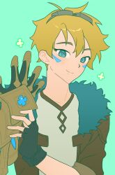 Rule 34 | 1boy, black gloves, blonde hair, brown jacket, closed mouth, ezreal, fingerless gloves, fur-trimmed jacket, fur trim, gauntlets, gloves, goggles, goggles on head, green background, green eyes, highres, jacket, league of legends, male focus, odanju, open clothes, open jacket, short hair, smile, solo, upper body