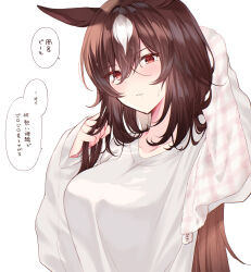 Rule 34 | 1girl, animal ears, breasts, brown hair, collarbone, commentary request, drying, drying hair, hair between eyes, hand in own hair, hands up, highres, holding, holding towel, horse ears, large breasts, long hair, long sleeves, looking at viewer, parted lips, red eyes, shirt, simple background, sirius symboli (umamusume), solo, speech bubble, tetora (oudonoishiize), towel, translation request, umamusume, upper body, wet, wet hair, white background, white shirt
