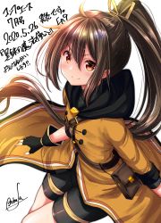 Rule 34 | &gt;:), 1girl, black gloves, black shorts, blush, brown hair, brown jacket, closed mouth, commentary request, copyright name, fingerless gloves, gloves, hair between eyes, high ponytail, highres, hood, hood down, hooded jacket, jacket, long hair, long sleeves, looking at viewer, mokufuu, original, ponytail, red eyes, short shorts, shorts, signature, simple background, smile, solo, translation request, v-shaped eyebrows, very long hair, white background