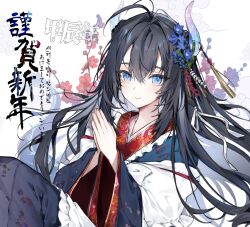 Rule 34 | 1girl, black hair, blue eyes, blue kimono, chinese zodiac, closed mouth, commentary request, dragon girl, dragon horns, dragon tail, floral background, flower, hair between eyes, highres, horns, japanese clothes, kimono, long hair, long sleeves, looking at viewer, mole, mole under mouth, original, palms together, pingo, red flower, simple background, smile, solo, tail, thick eyebrows, translation request, very long hair, white background, wide sleeves, year of the dragon