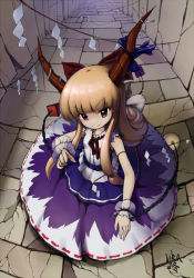 Rule 34 | &gt;:), 1girl, alley, blonde hair, blunt bangs, bow, chain, female focus, from above, hair bow, horns, ibuki suika, long hair, long skirt, no nose, orange hair, purple eyes, red eyes, skirt, skirt set, sleeveless, smile, solo, torn clothes, touhou, v-shaped eyebrows, very long hair, wrist cuffs, zimajiang