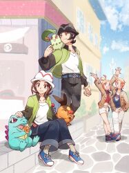 1girl 2boys ahoge bell-bottoms belt blonde_hair blue_eyes breasts brown_hair brown_jacket chikorita creatures_(company) crop_top female_protagonist_(pokemon_legends:_z-a) forehead game_freak gen_2_pokemon gen_5_pokemon gradient_hair green_jacket grey_eyes hat highres jacket kaidou_mitsuki long_sleeves male_protagonist_(pokemon_legends:_z-a) mismatched_eyebrows multicolored_hair multicolored_jacket multiple_boys nintendo open_clothes open_jacket open_mouth pants pink_eyebrows pink_hair pokemon pokemon_(creature) pokemon_legends:_z-a shirt short_hair smile taunie_(pokemon) tepig totodile turtleneck two-tone_hair two-tone_jacket urbain_(pokemon) white_hat white_shirt