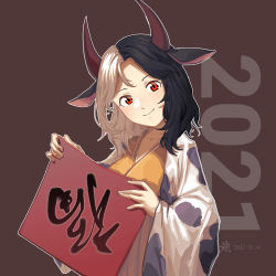 Rule 34 | 1girl, 2021, animal print, black hair, brown background, chinese new year, chinese zodiac, commentary request, cow horns, cow print, dated, furahata gen, grey hair, haori, head tilt, holding, holding sign, horns, japanese clothes, looking at viewer, multicolored hair, outline, red eyes, shirt, short hair, sign, signature, smile, solo, split-color hair, standing, touhou, translation request, two-tone hair, upper body, ushizaki urumi, white outline, year of the ox, yellow shirt