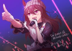Rule 34 | 1girl, animal ears, beanie, black jacket, blurry, bokeh, botantouki, brown hair, collared jacket, concert, depth of field, diffraction spikes, ears through headwear, feather boa, gloves, grey hat, hat, highres, holding, holding microphone, horse ears, jacket, long hair, microphone, nakayama festa (umamusume), open mouth, outstretched arm, pointing, purple eyes, smile, solo, splendor of onyx (umamusume), sweat, translation request, umamusume, upper body, white gloves