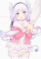 Rule 34 | 10s, 1girl, 1other, :o, bad id, bad pixiv id, blue eyes, blush, dragon girl, dragon horns, hairband, highres, holding hands, horns, kanna kamui, kobayashi-san chi no maidragon, light purple hair, looking at viewer, mery (yangmalgage), open mouth, simple background, skirt, solo focus, tail, thighhighs, thighs, twintails, white background, white skirt, white thighhighs, zettai ryouiki