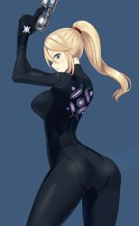 Rule 34 | 1girl, arched back, ass, black bodysuit, blonde hair, blue background, blue eyes, bodysuit, breasts, cowboy shot, from side, gun, hair between eyes, legs apart, long hair, metroid, mole, mole under mouth, nintendo, open mouth, own hands together, ponytail, profile, ru (16857772), samus aran, sidelocks, simple background, skin tight, solo, standing, weapon, zero suit
