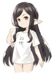 Rule 34 | 1girl, alternate costume, arulumaya, black hair, closed mouth, clothes writing, cowboy shot, cropped legs, granblue fantasy, grey eyes, hand up, harvin, long hair, meito (maze), mole, mole under eye, pointy ears, shirt, short sleeves, simple background, smile, solo, swept bangs, translation request, very long hair, white background, white shirt