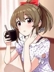 Rule 34 | 1girl, bad id, bad twitter id, blush, bow, brown hair, collarbone, cup, fork, hair bow, hand on own cheek, hand on own face, head rest, holding, holding cup, holding fork, hori yuko, idolmaster, idolmaster cinderella girls, looking at viewer, omaru gyuunyuu, ponytail, red bow, red eyes, shirt, short sleeves, solo, spoon, spork, star (symbol), star print, table, teaspoon, white shirt