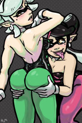 Rule 34 | 2girls, ;p, callie (splatoon), ass, ass grab, backless outfit, black hair, domino mask, earrings, female focus, gloves, grey background, marie (splatoon), huge ass, jewelry, long tongue, mask, mole, mole under eye, multiple girls, nintendo, one eye closed, orange eyes, penelope and me, pointy ears, polka dot, polka dot background, splatoon (series), tentacle hair, tongue, tongue out, white hair, wink, yuri