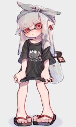 Rule 34 | 1girl, black shirt, bow, bow hairband, collarbone, commentary request, earrings, flip-flops, full body, grey bow, grey hairband, hair bow, hairband, highres, ink tank (splatoon), inkling, inkling girl, inkling player character, jewelry, long hair, looking at viewer, nintendo, parted lips, pointy ears, print shirt, red eyes, sandals, shirt, simple background, solo, splatoon (series), splatoon 2, standing, tentacle hair, thick eyebrows, toes, translation request, white background, white hair, yksb inc6