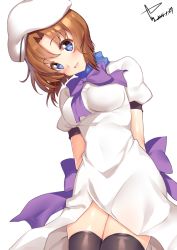 Rule 34 | 1girl, arms behind back, artist name, blue eyes, bow, cowboy shot, dated, dress, hat, head tilt, higurashi no naku koro ni, looking at viewer, orange hair, parted lips, puffy short sleeves, puffy sleeves, ryuuguu rena, short hair, short sleeves, signature, simple background, smile, solo, thighhighs, turtleneck, white background, white dress, yappen, yatsu (sasuraino)