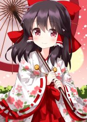 Rule 34 | 1girl, alternate costume, black hair, bow, bush, closed mouth, cowboy shot, floral print, frilled hair tubes, frills, gradient sky, hair between eyes, hair bow, hair tubes, hakama, hakama skirt, hakurei reimu, highres, holding, holding umbrella, japanese clothes, kimono, long sleeves, looking at viewer, medium hair, miko, outdoors, petals, pink sky, red bow, red eyes, red hakama, red ribbon, ribbon, ribbon-trimmed sleeves, ribbon trim, ruu (tksymkw), skirt, sky, smile, solo, standing, sun, touhou, umbrella, white kimono, wide sleeves