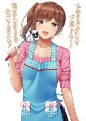Rule 34 | 1girl, apron, bad id, bad twitter id, black skirt, blue apron, blush, brown eyes, brown hair, collarbone, commentary request, hand up, idolmaster, idolmaster cinderella girls, igarashi kyoko, ladle, long hair, looking at viewer, open mouth, pink sweater, scrunchie, side ponytail, simple background, skirt, sleeves rolled up, smile, solo, sweater, translation request, umihotaru harumare, white background