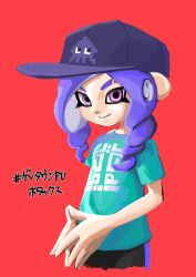 Rule 34 | 1girl, aqua shirt, baseball cap, closed mouth, commentary request, cropped torso, drill hair, eyebrow cut, hat, highres, long hair, nintendo, octoling, octoling girl, octoling player character, pink eyes, print headwear, print shirt, purple hair, red background, shirt, simple background, smile, solo, splatoon (series), splatoon 3, tentacle hair, twin drills, upper body, xdies ds