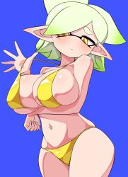 Rule 34 | alternate breast size, arm under breasts, bikini, blue background, blush, breasts, cowboy shot, frown, gold bikini, green hair, hair over one eye, highres, huge breasts, inkling player character, looking at viewer, marie (splatoon), navel, nintendo, pero (pero7762), pointy ears, splatoon (series), strap pull, swimsuit, tentacle hair, thick thighs, thighs, white hair, wide hips, yellow eyes