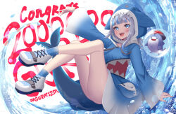 Rule 34 | 1girl, 1other, artist name, ass, bloop (gawr gura), blue eyes, bubble, dot nose, english text, eyebrows, eyelashes, fins, fish tail, gawr gura, grey hair, hand up, happy, hashtag, highres, hololive, hololive english, hood, kamaniki, looking at viewer, multicolored hair, one-piece dress, open mouth, pouch, puffy sleeves, shark girl, shark tail, shoes, socks, tail, virtual youtuber, water, waves
