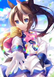 Rule 34 | &gt;:), 1girl, animal ears, ascot, blue eyes, blue sky, brown hair, closed mouth, cloud, cloudy sky, commentary request, day, epaulettes, grey hair, hair ribbon, high ponytail, highres, horse ears, horse girl, horse tail, jacket, ko yu, long hair, multicolored hair, outdoors, outstretched arm, pink ascot, pink ribbon, pleated skirt, ponytail, ribbon, single epaulette, skirt, sky, smile, solo, streaked hair, tail, tokai teio (umamusume), umamusume, v-shaped eyebrows, very long hair, white jacket, white skirt