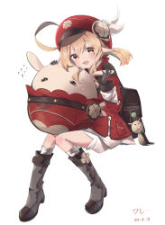 Rule 34 | 1girl, absurdres, ahoge, backpack, bag, blonde hair, blush, boots, dodoco (genshin impact), dress, genshin impact, gloves, hair between eyes, hat feather, highres, jumpy dumpty, klee (genshin impact), knee boots, long sleeves, looking at viewer, low twintails, open mouth, pointy ears, red dress, red eyes, red headwear, simple background, smile, twintails, vadasory