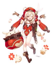 Rule 34 | 1girl, ;d, ahoge, alternate costume, arms up, artist name, backpack, bag, bag charm, blonde hair, boots, brown footwear, brown gloves, charm (object), dated, feathers, flat chest, full body, genshin impact, gloves, hat, hattori masaki, highres, jumpy dumpty, klee (genshin impact), looking at viewer, low twintails, one eye closed, open mouth, pointy ears, randoseru, red eyes, red headwear, simple background, smile, standing, stuffed animal, stuffed toy, thigh strap, twintails, white background