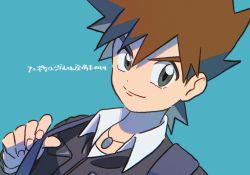 Rule 34 | 1boy, amaya uw, bad id, bad pixiv id, black jacket, brown hair, closed mouth, collared shirt, commentary request, creatures (company), game freak, gary oak, green background, green eyes, hand up, highres, holding strap, jacket, jewelry, looking at viewer, male focus, necklace, nintendo, pokemon, pokemon (anime), pokemon journeys, shirt, short hair, smile, solo, spiked hair, translation request, upper body, white shirt