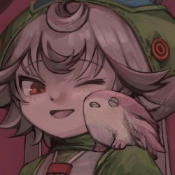 Rule 34 | 1girl, commentary, creature, creature on shoulder, cropped, green headwear, hat, looking at viewer, made in abyss, meinya (made in abyss), namuta, on shoulder, one eye closed, open mouth, portrait, prushka, purple background, red eyes, short hair, smile, white hair