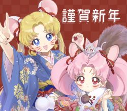 Rule 34 | :d, :t, akakokko, animal, animal ears, animal on head, arm up, bishoujo senshi sailor moon, blonde hair, blue eyes, blue kimono, bow, cat, cat on head, checkered background, chibi usa, chinese zodiac, commentary, cone hair bun, crescent, crescent facial mark, diana (sailor moon), facial mark, floral print, hair bow, hair bun, japanese clothes, kimono, long hair, looking at viewer, mouse ears, new year, on head, open mouth, parted bangs, pink hair, pink kimono, print kimono, red background, red bow, red eyes, short hair, smile, translation request, tsukino usagi, twintails, upper body, v, year of the rat, yellow bow