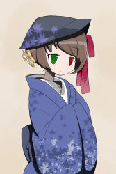 Rule 34 | 00s, 1girl, :&gt;, alternate costume, black bow, black hat, blue kimono, bow, brown background, brown hair, closed mouth, green eyes, hair ribbon, hands in opposite sleeves, hat, heterochromia, japanese clothes, kimono, leaf print, long sleeves, looking at viewer, red eyes, red ribbon, ribbon, rozen maiden, short hair, simple background, solo, souseiseki, straightchromia, ume (noraneko), upper body, wide sleeves