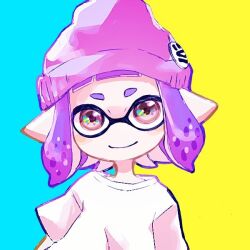 Rule 34 | 1girl, beanie, hat, inkling, inkling girl, inkling player character, nintendo, pink eyes, pink hat, pointy ears, purple hair, shirt, short hair, simple background, smile, solo, splatoon (series), t-shirt, thick eyebrows, tora kaede, two-tone background, white shirt