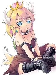 Rule 34 | 1girl, armlet, bare shoulders, black collar, black dress, black footwear, black nails, blonde hair, blue eyes, boots, bowsette, bracelet, breasts, cleavage, collar, dress, earrings, fang, full body, highres, horns, jewelry, long hair, looking at viewer, magenta (atyana), mario (series), medium breasts, nail polish, new super mario bros. u deluxe, nintendo, ponytail, simple background, sitting, solo, spiked armlet, spiked bracelet, spiked collar, spiked shell, spiked tail, spikes, strapless, strapless dress, super crown, tail, tail wagging, turtle shell, white background