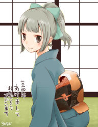 Rule 34 | 10s, 1girl, 30re, alternate costume, ass, back, black eyes, bow, grey hair, hair bow, happy new year, japanese clothes, kadokawa games, kantai collection, kimono, looking at viewer, looking back, new year, obi, personification, ponytail, sash, sliding doors, smile, solo, text focus, translation request, yuubari (kancolle)